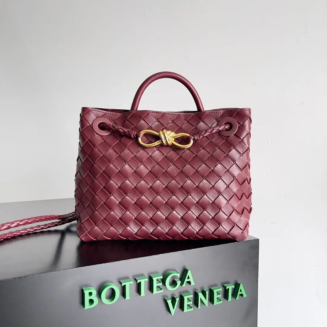 The 2023 new Andiamo batch of 1860 BV has been shipped‼ ️Really popular🔥The new Andiamo woven handbag launched by Bottega Veneta this season is really popular all over the world! ! Celebrities at home and abroad have worn it, and Oscar-winning actress Michelle Yeoh has taken it out on the street. Song Jia, Trai Yara, Yu Feihong, Sanji Ayaka, Rosie Hunting-Whiteley, Yoshioka Riho, etc. have all picked up this bag. It is classic and versatile, showing off its temperament, and the bag capacity is also large, which is very convenient for daily commuting! ! A variety of carrying methods, the shoulder straps can be adjusted by yourself, the original lambskin feels soft and delicate, and the neutral style is made to break gender boundaries and bring a more practical and longer-lasting use experience. Andiamo, which has both elegant and casual styles, perfectly interprets the true appearance of "fashionable old money style". Style number: 743568 Size: 25*22*10.5cm